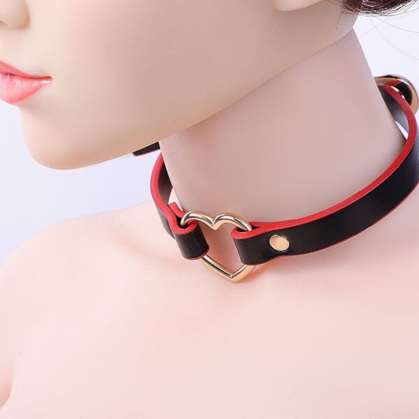 COLEIRA BONDAGE COM CORAÇÃO CHOCKER SI PRETO/VERMELHO