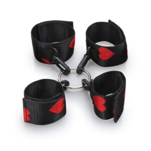 KIT BONDAGE FETICH ALGEMAS DE CONTENÇÃO PUNHO E TORNOZELO COM CORRENTE EM METAL COM DETALHES EM CORAÇÃO SI5887 PRETO