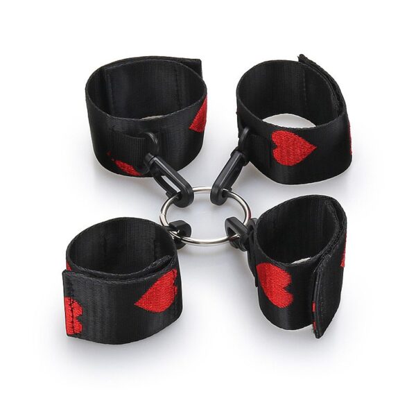 KIT BONDAGE FETICH ALGEMAS DE CONTENÇÃO PUNHO E TORNOZELO COM CORRENTE EM METAL COM DETALHES EM CORAÇÃO SI5887 PRETO